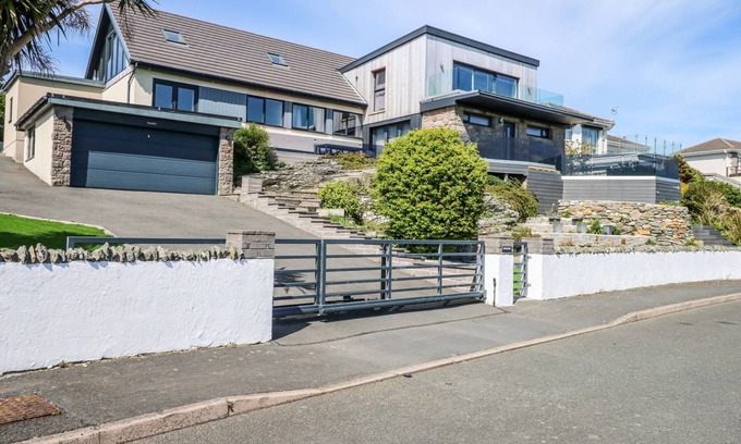 Holyhead Cabaña | SEADDLER, pet friendly, with hot tub in Trearddur Bay