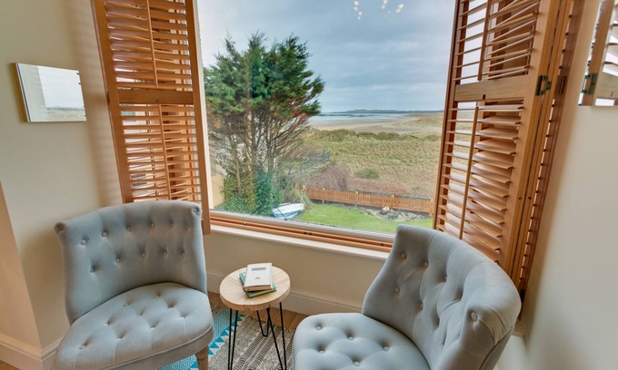 Rhosneigr Apartamento | Seaforth - a coastal that sleeps 8 guests in 4 bedrooms