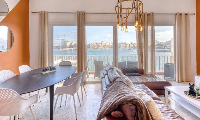 Il-Qajjenza Apartamento | Seafront 2BR home with private balcony, AC & WIFI