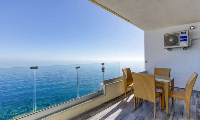 Tower Road Apartamento | Seafront 3BR APT in Sliema with Private Balcony