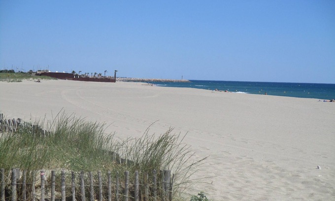 Saint-Cyprien Plage Apartamento | SEAFRONT APARTMENT WITH SWIMMING POOL