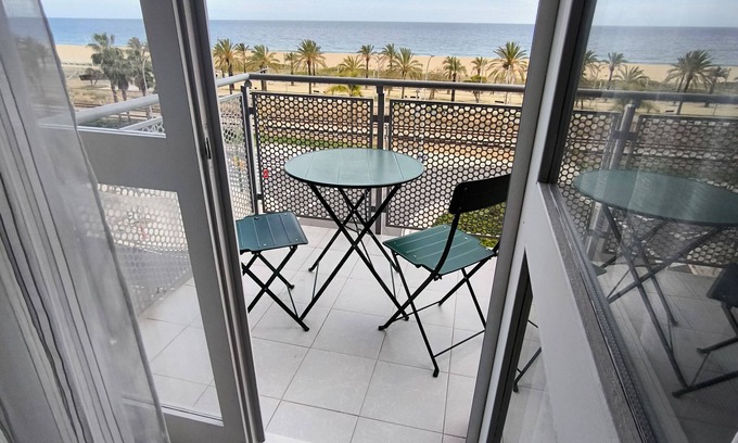Mataro Apartamento | Apartamento en 1ª línea de mar: ¡vive la experiencia!