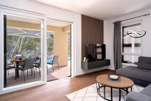 Ivan Dolac Apartamento | Seafront Apartment Totally Beachin with Private Pool