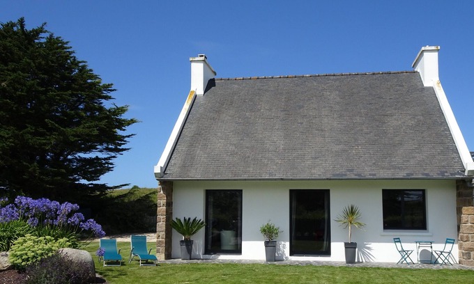 Cleder Casa | JUNTO AL MAR, ACCESO DIRECTO A LA PLAYA DE ARENA