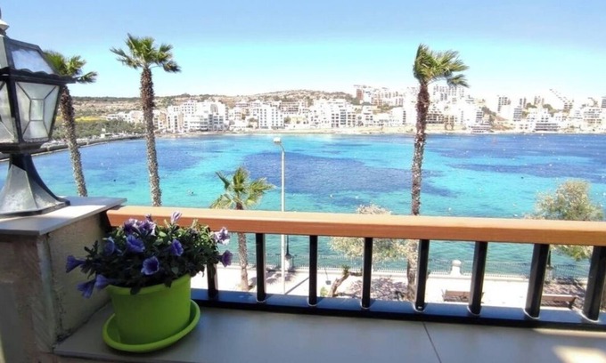Madliena Apartamento | Seafront duplex apartment in enchanting San Pawl il-Baħar with WiFi, AC