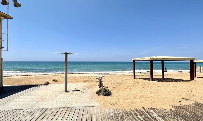 Nahariya Apartamento | Seafront Gugel Waves GW945: Unmatched Sea Views in Nahariya