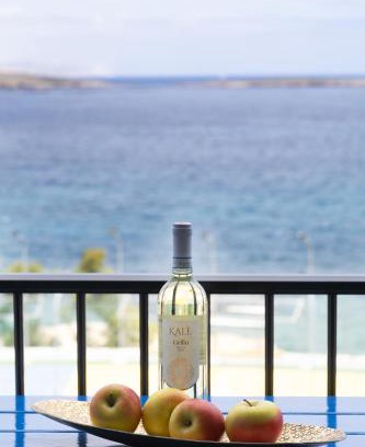 Qawra Apartamento | Seafront living with private Garage