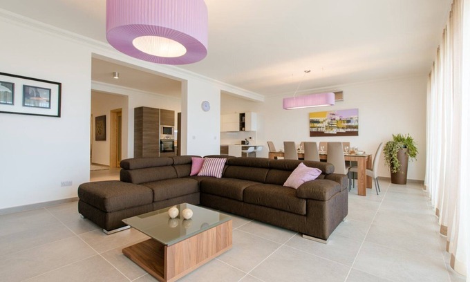 Sliema Apartamento | Seafront Luxury Apartment, Pool and Great Location