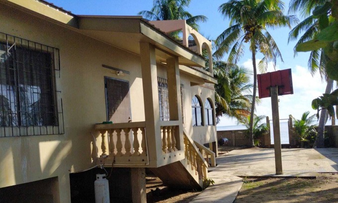 Dangriga Casa | Seafront property located at the edge of the beautiful Caribbean Sea