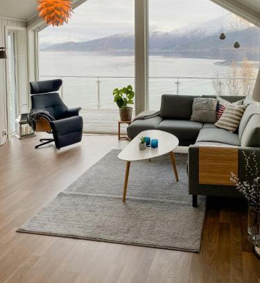 Ballangen Casa | Seafront Retreat With Panoramic Mountain Views