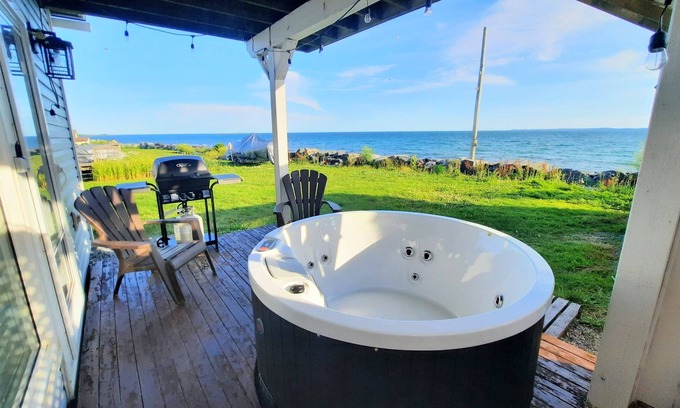 Eastern Passage Apartamento | Seafront, year-round hot tub, 1-bedroom Studio