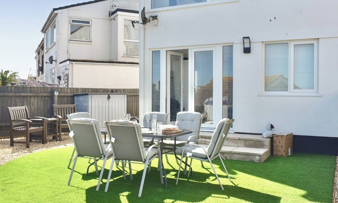 Brixham Cabina | Seagulls view is a modern 3 bedroom house sleeping up to 5 guests.