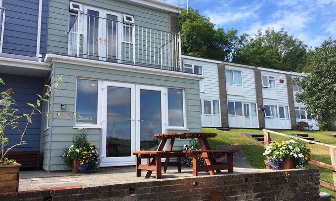 Pembroke Cabaña | 'Seahorse' - una casa de vacaciones con balcón, patio y vistas al mar
