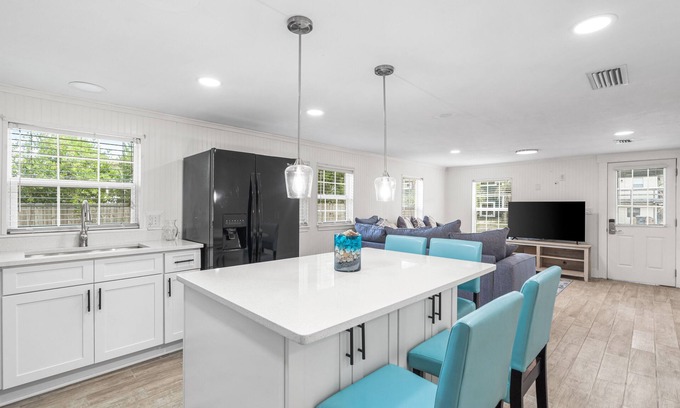 Bahama Beach Casa | Seahorse Cottage Pet Friendly, walking distance to beach