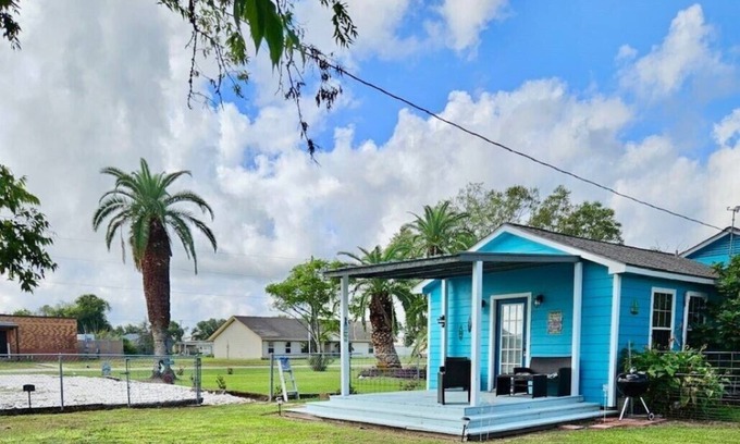 Matagorda Apartamento | Efficiency apartment with fenced yard & much more. 8 minutes from beach.