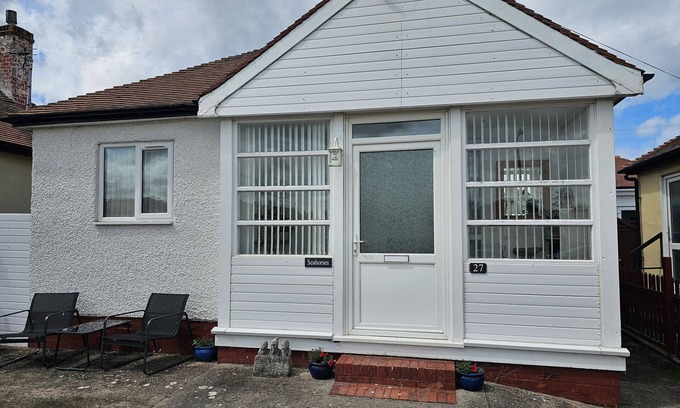 Kinmel Bay Cabaña | SEAHORSES, pet friendly, country holiday cottage in Kinmel Bay