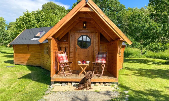 Cairndow Cabina | Seal Cove Cabin, peaceful, private, couples retreat, loch side & pet friendly (1 only)