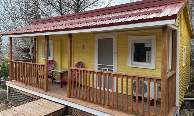 Hunts Point Cabina | Seaman's Cottage #1 in Summerville Center - Pet Friendly!