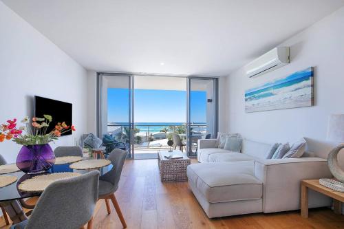 Palm Beach Apartamento | Seascape Haven - Elegant Beachside Living with Pool