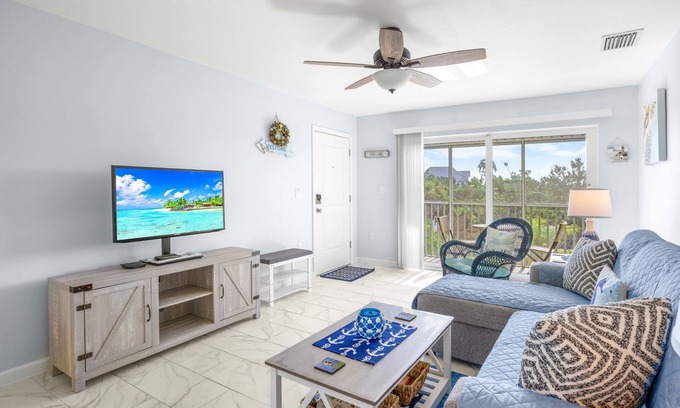Sanibel Condominio | SeaShells Unit 44 – Soothing Coastal 2BR/2BA with Pool & Easy Beach Access
