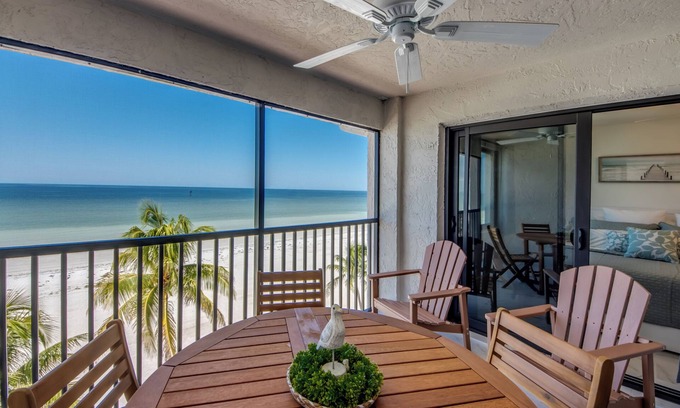 Mid Island Condominio | Seaside 509: Modern Top-Floor Beachfront Condo Mid-Island