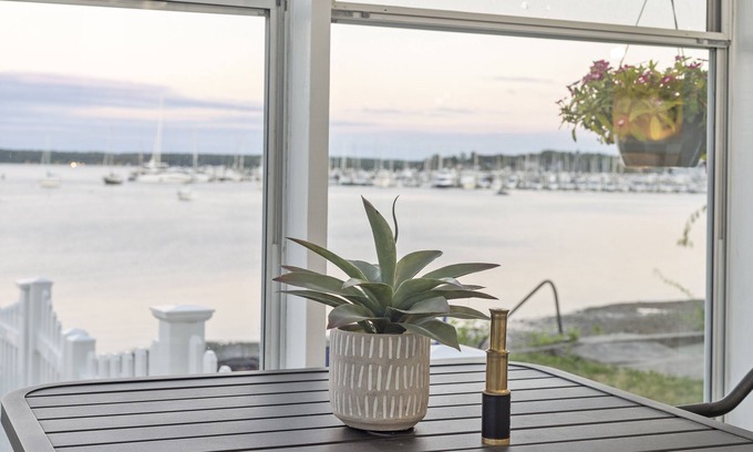 Warwick Apartamento | Oceanfront Apartment in New England Victorian-2 Bedrooms/1 Bath