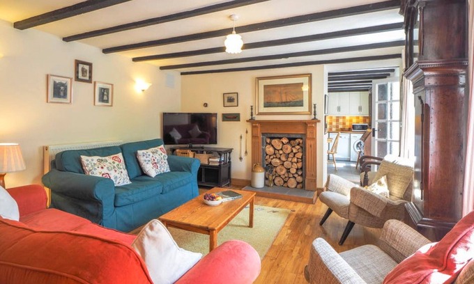 Llangranog Casa | Seaside Bliss in Llangrannog: Charming Cottage, 10 Mins from Beach, Sleeps 8, Dog-Friendly