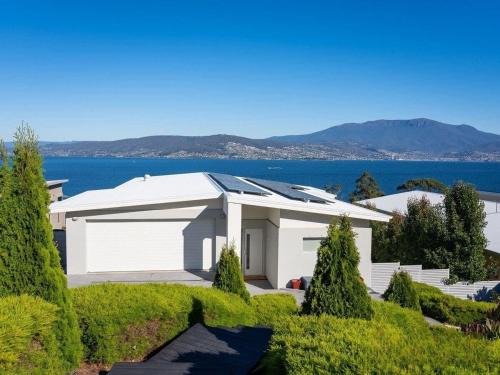 Howrah Casa | Seaside Chic Villa with Breathtaking Ocean Views