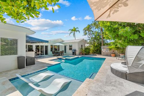 Singer Island Casa | Seaside Elegance - 4B-4B - 3 Master Suites, Heated Pool and Spa, Tanning Ledge, Golden Tee Arcade, Outdoor Bar with 65 Inch TV, BBQ, Walk to Beach! Sleeps 10