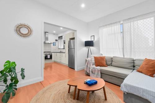 Henley Beach South Apartamento | Seaside Escape 2BR Unit Steps to Henley Beach