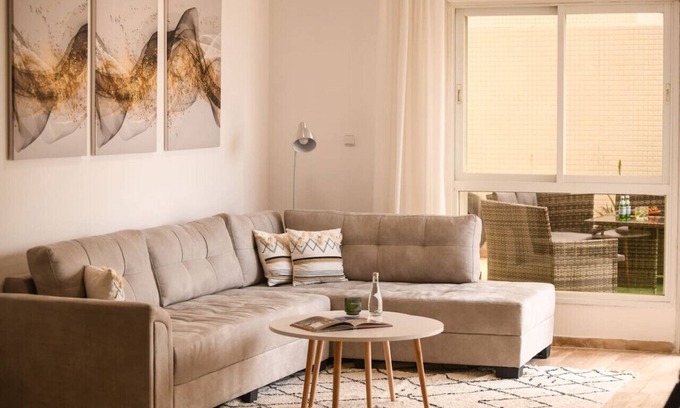 Netanya Apartamento | Seaside Escape with Private Patio