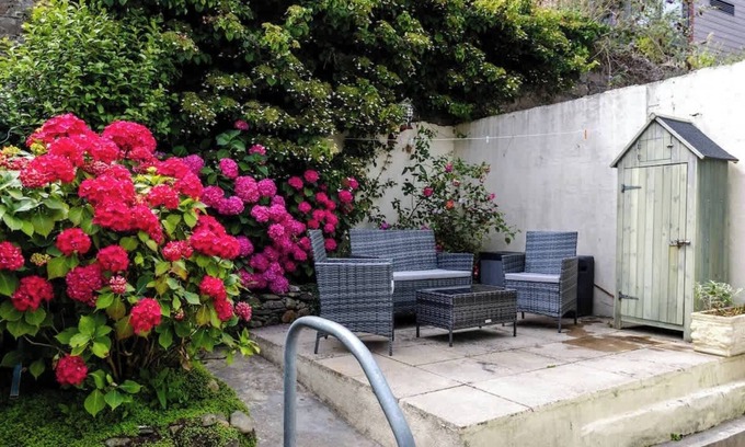 Aberdulais Casa | Seaside Haven: Steps to Beach, Trails & Shops