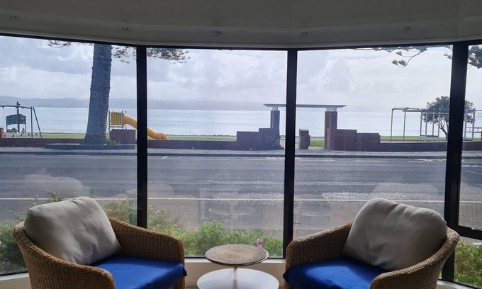 Napier Casa | Seaside holiday home in the front row! With panoramic views across Hawke Bay