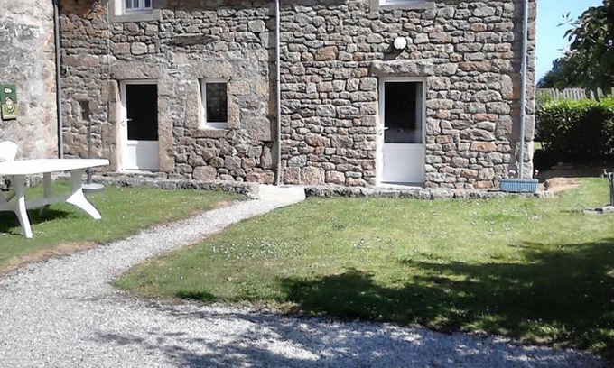 Fermanville Cabaña | Casa cerca del mar con WiFi, aparcamiento, jardín privado