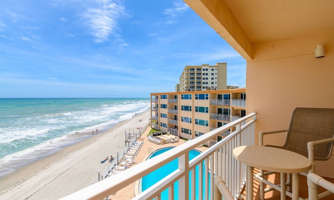 Satellite Beach Condominio | Penthouse - Frente al mar directo con TV de plasma en cada habitación