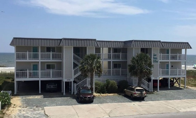 Holden Beach Condominio | ¿Necesita un relajante "retiro junto al mar", no busque más este condominio frente al mar está listo para usted y también admite mascotas!