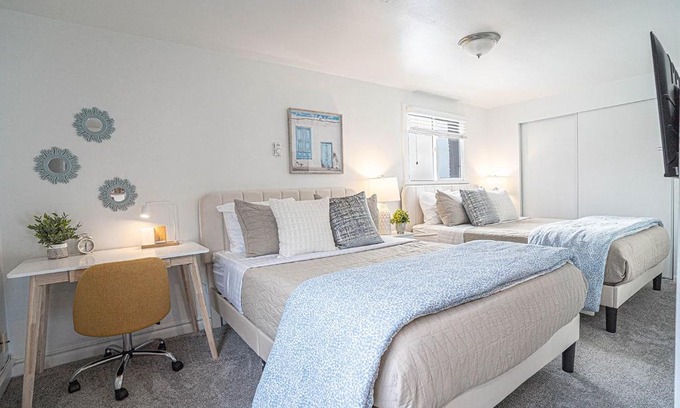 Alki Apartamento | Seaside Serenity 1-BR Apt with peek-a-boo sound views