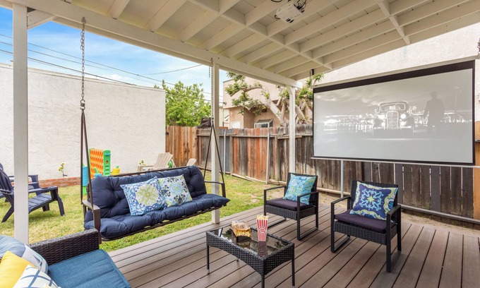 Eastside Casa | Seaside Serenity: Beach House with Outdoor Cinema