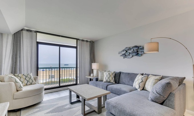 Northeast Virginia Beach Condominio | Seaside Serenity: 2 Bedroom Beach Condo in the Heart of the Resort Area