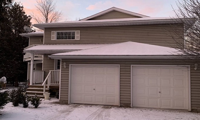 The Blue Mountains Casa | Seasonal or Monthly Rental with Views of Blue Mountain (pet friendly)
