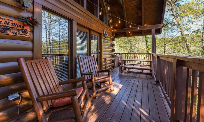 Black Bear Falls Cabina | Seasonal Outdoor Pool 🐻 Family Friendly🍂Cozy Cabin 🏔3 mi to Strip 🍁Hot Tub