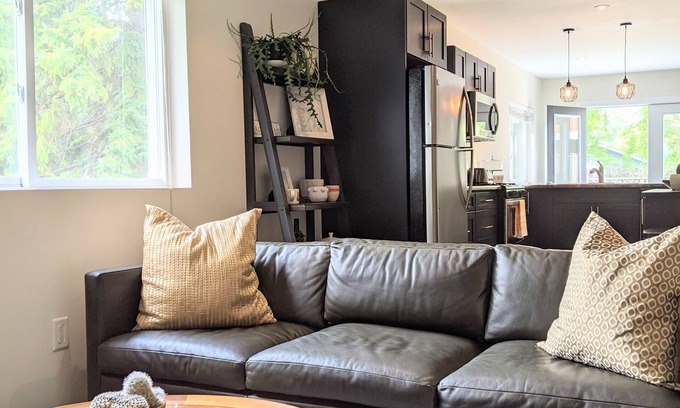 Collingwood Casa | Seasonal Rental; 2-mins drive to dwntwn Cwood; 8-mins to Blue Mtn; pet-friendly