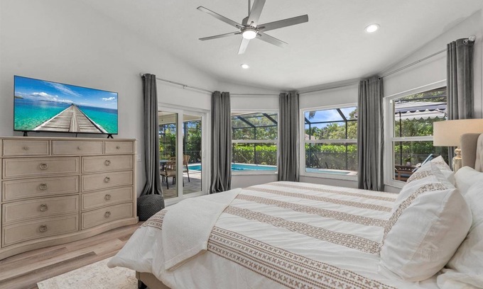 Bee Ridge Casa | Seasonal Retreat Near Sarasota's Best Attractions !