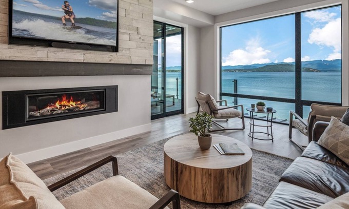 Sandpoint Condominio | Seasons 8, All New Waterfront Condo. Great views, Rooftop bar and hot tub, marina, beach.