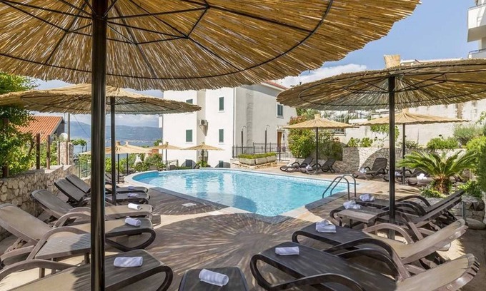 Slatine Apartamento | Seaview apartment Clementin with shared pool - EOS CROATIA
