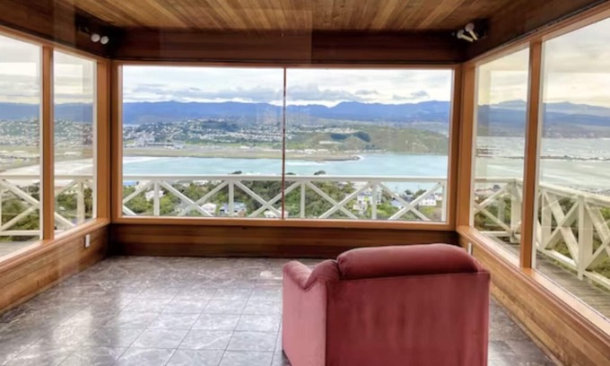 Wellington Casa | seaview, big, 10 mins to airport