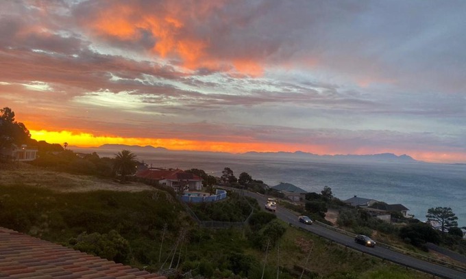 Mountainside Apartamento | Seaview Sunset Boutique Apartments - Solar powered