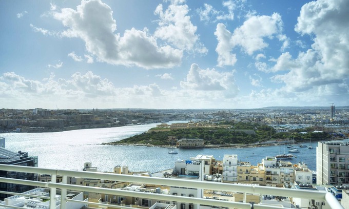 Sliema Apartamento | Seaview terrace, 2bedrooms, communal pool COGO1-1