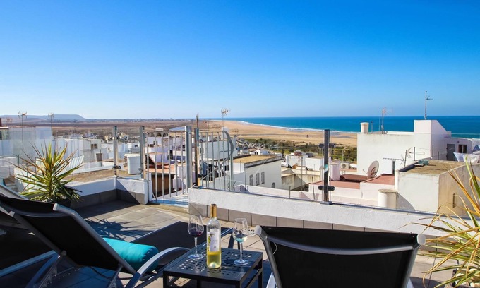 Conil de la Frontera City Center Casa | Vistas al mar de las terrazas privadas cerca de la playa- casa Luna con aire acondicionado y wifi internet