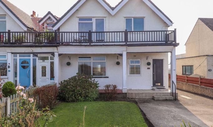 Rhos on Sea Cabaña | SEAWARD, pet friendly, country holiday cottage in Rhos-On-Sea
